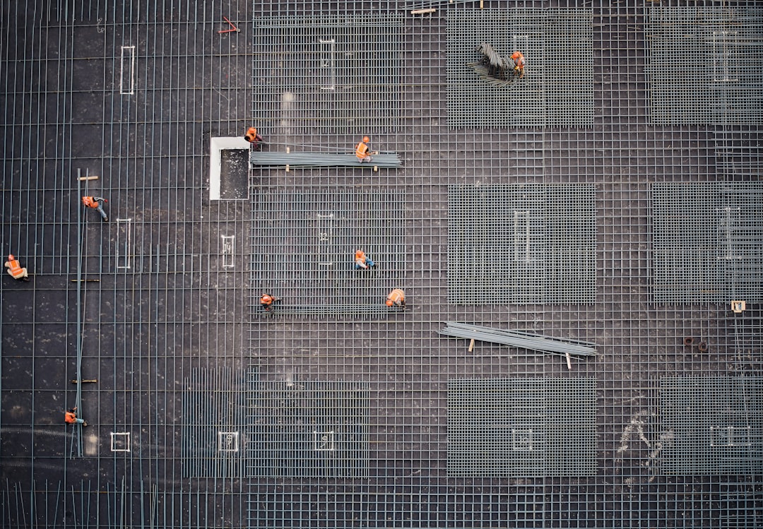 découvrez l'importance de l'assurance construction pour protéger vos projets et investissements. assurez-vous contre les risques liés aux travaux, avec des solutions adaptées à vos besoins, garantissant ainsi la sécurité de votre chantier et la tranquillité d'esprit pour les entrepreneurs et les clients.