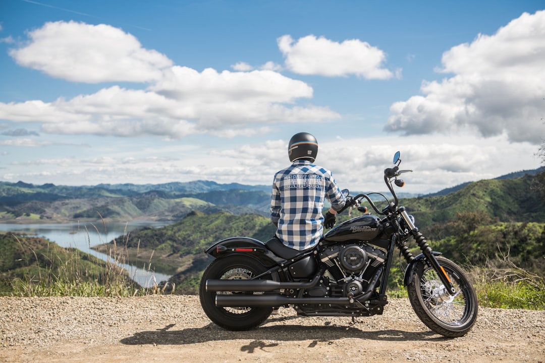 découvrez tout sur les coûts de l'assurance moto : comparez les prix, comprenez les facteurs influençant les tarifs et choisissez la couverture idéale pour protéger votre deux-roues.